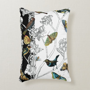 Almofada Decorativa Aves e Borboleta sobre fundo preto-e-branco