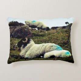 Almofada Decorativa Baby Lamb Dormindo perto da madeira de Wistman