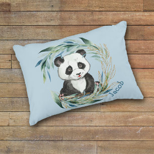 Almofada Decorativa Baby Panda Bear in Wreath Nursery Accent Travessei