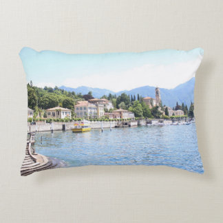 ALMOFADA DECORATIVA BARCO AMARELO ENCAIXADO PERTO DA CONSTRUÇÃO