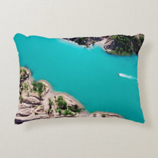 ALMOFADA DECORATIVA BARCO BRANCO SOBRE ÁGUA MARÍTIMA AZUL DURANTE O DI