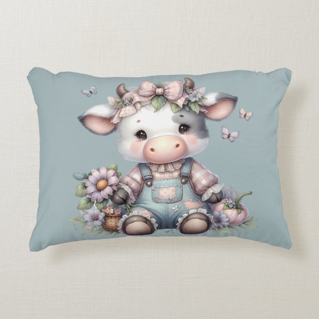 Almofada Decorativa Bebê Vaca Fofo Pastel com Macacão e Flores (Frente)