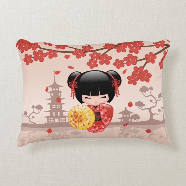 Almofada Decorativa Boneca Kokeshi Sakura Vermelha - Geisha Japonesa (Frente)