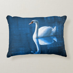 Almofada Decorativa Bonito cisne branco flutuando num lago azul