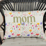 Almofada Decorativa Bonito padrão verde colorido de flores silvestres<br><div class="desc">Mãe travesseiro em verde macio com padrão colorido de flor silvestre e letras ousadas modernas. A design apresenta flores selvagens bonito com "mãe" gravada na tipografia do ornamentado. Por favor,  navegue na minha coleção de flores silvestres de Dia de as mães para ver mais cartões e presentes.</div>