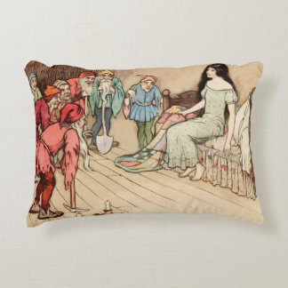Almofada Decorativa Branca de Neve por Warwick Goble