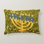 Almofada Decorativa Brilho Dourado Dourado do falso de Menorah<br><div class="desc">Travesseiro bonito & decorativo do acento para Hanukkah,  caracterizando o design Dourado Dourado do brilho do falso de Menorah</div>