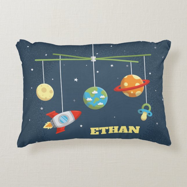 Almofada Decorativa Brinquedos de berço fofos no espaço para travessei (Frente)