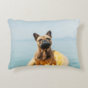 Almofada Decorativa Buldogue francês marrom adulto em pé no caiaque