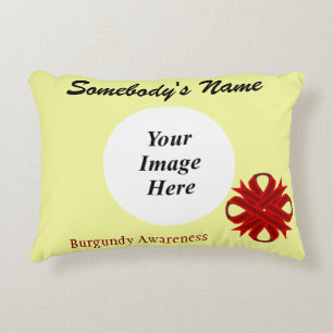 Almofada Decorativa Burgundy Clover Ribbon Tmpl por Kenneth Yoncich