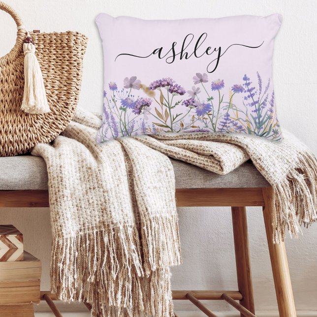 Almofada Decorativa Campo de Flores Silvestres Roxas Aquarela Monogram (In situ Boho interior)