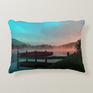 Almofada Decorativa Canoa Vibrante no Lago Junaluska