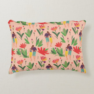 Almofada Decorativa casal apaixonado anda entre flores