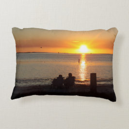 Almofada Decorativa Casal Senta-Se Na Praia Ao Travesseiro decorativo 