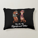 Almofada Decorativa Casal Significativo De Animais Cute<br><div class="desc">Um design de Casal de animais de corte significativo para amantes de lontras.</div>