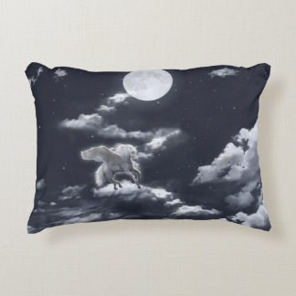 Almofada Decorativa Cavalo branco alado: céu iluminado pela lua.