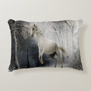 Almofada Decorativa Cavalo Branco De Inverno Na Floresta De Montanha