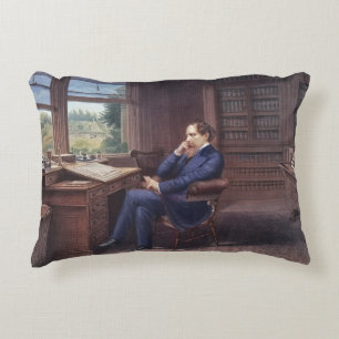 Almofada Decorativa Charles Dickens em seu estudo