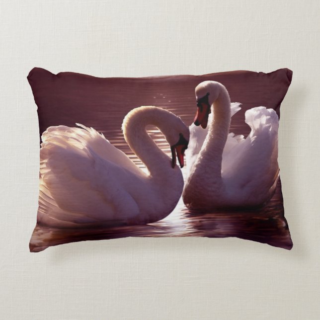 Almofada Decorativa Cisnes Loving que formam um coração (Frente)