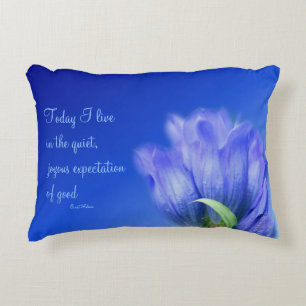Almofada Decorativa Citação Inspiracional de Atitude de Vida da Flor