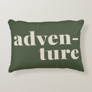 Almofada Decorativa Citação Inspiradora de Aventura em Verde Florestal