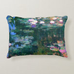 Almofada Decorativa Claude Monet - Lírios Água (1917)<br><div class="desc">Claude Monet é uma série de pinturas famosa criadas pelo impressionista francês no ano de 1917. Esta série mostra o querido jardim aquático de Monet, que ele cultivou em sua casa em Giverny, França. A pintura "Lírios de Água" desta série mostra o estilo de Monet que captura a essência da...</div>
