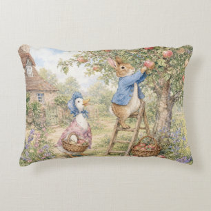 Almofada Decorativa Coelho clássico e pato colhendo maçãs