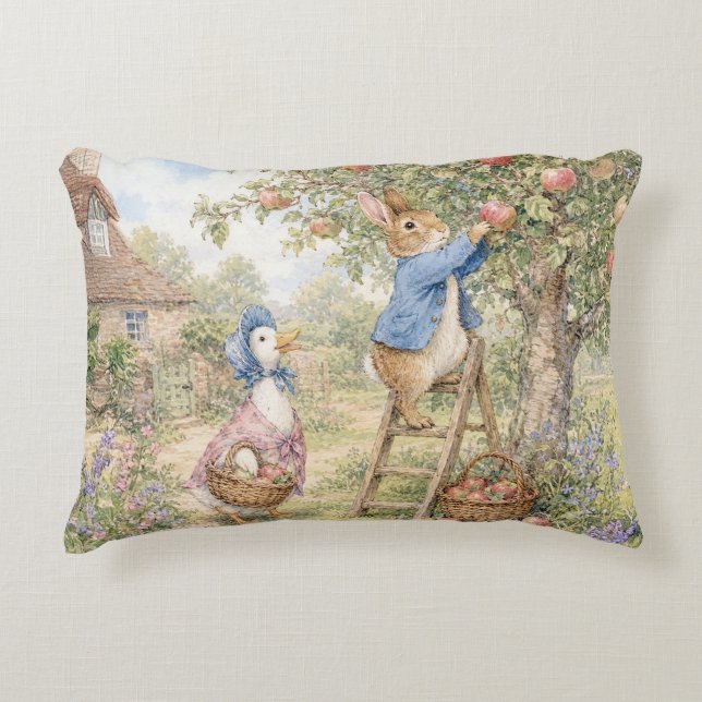 Almofada Decorativa Coelho clássico e pato colhendo maçãs (Frente)
