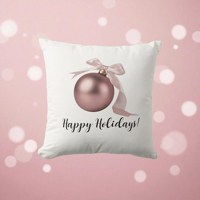 ALMOFADA DECORATIVA COM ORNAMENTO DE ROSA EMPOEIRA (Soft dusty-rose holiday pillow to bring a gentle, cozy touch to your seasonal home décor.)