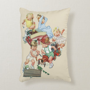 Almofada Decorativa Crianças Pequenas Antigas Brincando com Caminhões