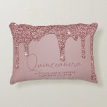 Almofada Decorativa Disjuntores Glitter Dourados com Rosa de Quic Quin<br><div class="desc">Glitter Glitter Dourado Rosa com cinza Glitter Quinceañera Travesseiro com brilho rosado sujo rosa/rosa dourado gotejando em um fundo chic com seu nome e detalhes personalizados. Excelente para o travesseiro ou travesseiro da coroa. Perfeito para sua estética de luxo! Entre em contato conosco em cedarandstring@gmail.com se precisar de assistência com...</div>