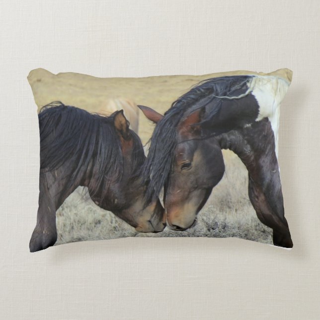 Almofada Decorativa Dois Cavalos Selvagens Marrons Nuzzling (Frente)