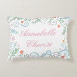 Almofada Decorativa Elegância clássica travesseiro personalizado<br><div class="desc">Um travesseiro decorativo bonito, decorativo, aperfeiçoa para sua menina! As características rodam, as folhas e as flores no verde da hortelã, azul cor-de-rosa, alaranjado, e claro da luz - da ardósia, moldando o travesseiro. O texto é fácil de personalizar, e a cor pode ser mudada se desejada. A parte traseira...</div>