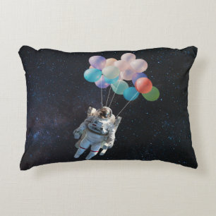 Almofada Decorativa Estrelas Astronautas e Balões Coloridos no Espaç
