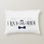 Almofada Decorativa Eu Amo Meu Travesseiro<br><div class="desc">Expresse seu amor com nosso travesseiro "Eu amo minha noiva" - perfeito para recém-casados e românticos sem esperança! Criado a partir de tecidos ultra-suaves, de alta qualidade, este travesseiro decorativo na moda apresenta uma tipografia elegante com um design moderno, mas eterno. Seja colocado em uma cama, sofá ou cadeira de...</div>