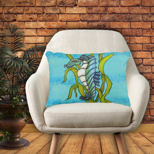 Almofada Decorativa Fantasy Blue Sea Dragon Seacavalo alga (Fantasy aqua blue seahorse white stomach in green seaweed on blue home decor pillow.)