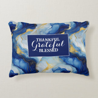 Almofada Decorativa Feliz Grato Abençoado: Um Luxuoso Marbleizado