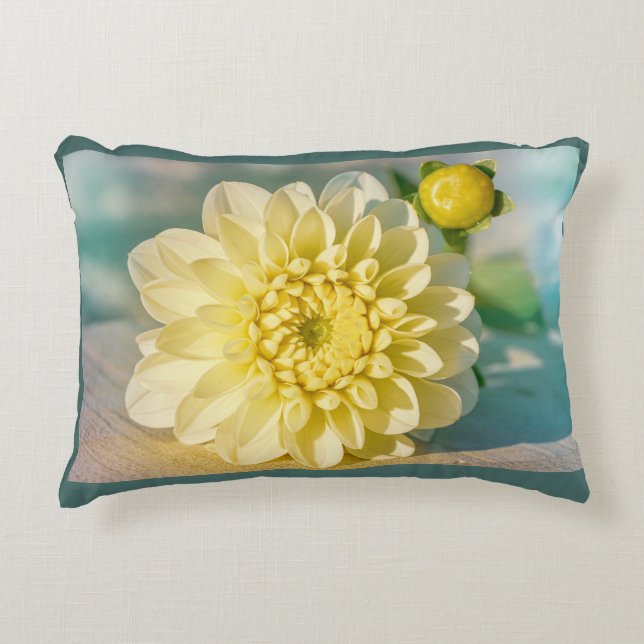 Almofada Decorativa Flor Amarelo Dahlia no Fundo do Teal Negro (Frente)