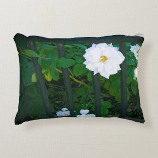 Almofada Decorativa Flor Branca Saltando Através da Cerca