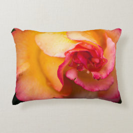 Almofada Decorativa Flor de rosa vermelha e amarela