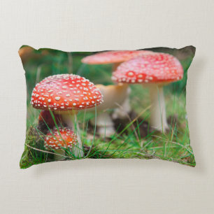 Almofada Decorativa Fly-Agaric Em Uma Floresta, Foto De Fechamento