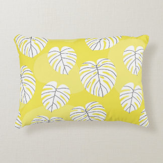 Almofada Decorativa Folhas de Monstera, fundo amarelo brilhante.
