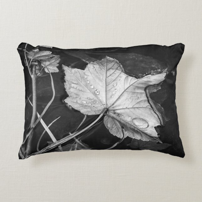 Almofada Decorativa Folhas de queda em preto-e-branco (Frente)