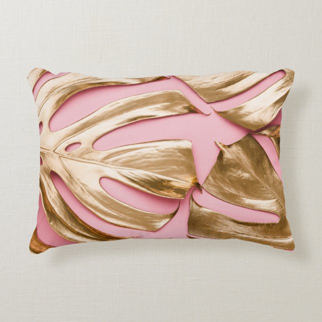 Almofada Decorativa Folhas Douradas de Monstera: Pastel Rosa. (Frente)