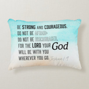 Almofada Decorativa Forte e corajosa Bíblia Joshua 1:9