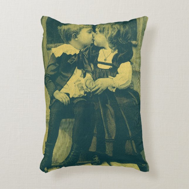 Almofada Decorativa Foto Antiga de Amor e Romance, Crianças Beijando (Frente(Vertical))