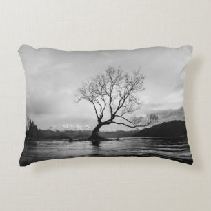 ALMOFADA DECORATIVA FOTO GRAYSCALE DA ÁRVORE BARATA NO CORPO CALMO DE
