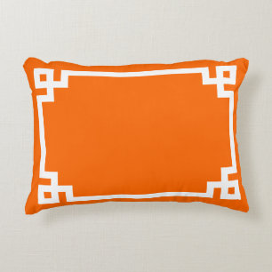 Almofada Decorativa Fronteira Chave Grega Laranja Brilhante e Branco