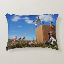 Almofada Decorativa Fubby's die spelen met veren en vliegen.