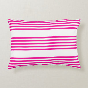 Almofada Decorativa Fuchsia e padrão de cinco faixas brancas